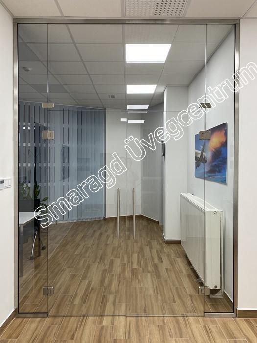 Belteri-uvegfalak-es-uvegajtok-harmonia-az-irodaban-is-