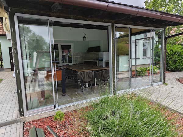 Tippek-a-BKS-uvegfal-beepites-melle